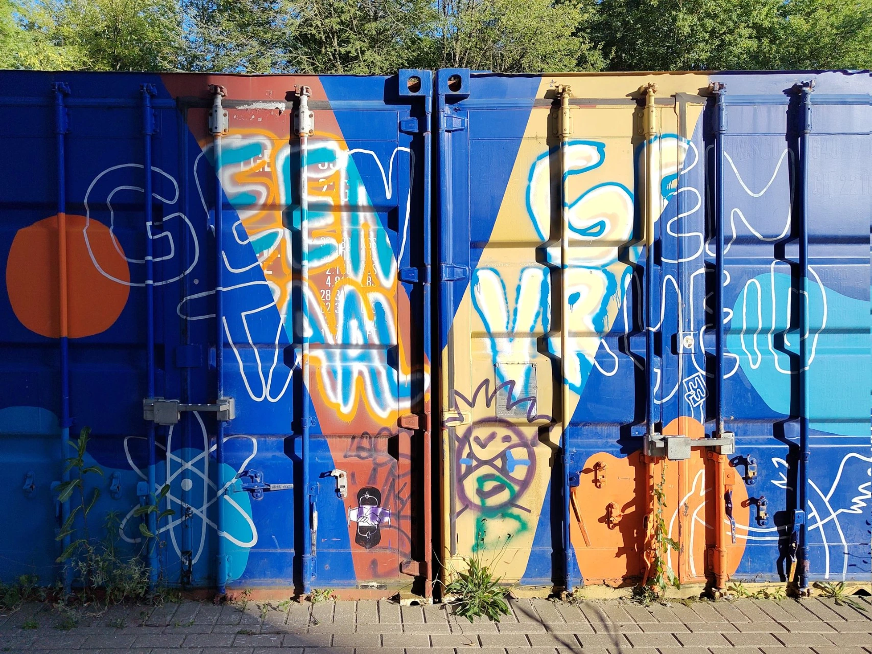 Foto mural op containers buiten BSG-Zaal